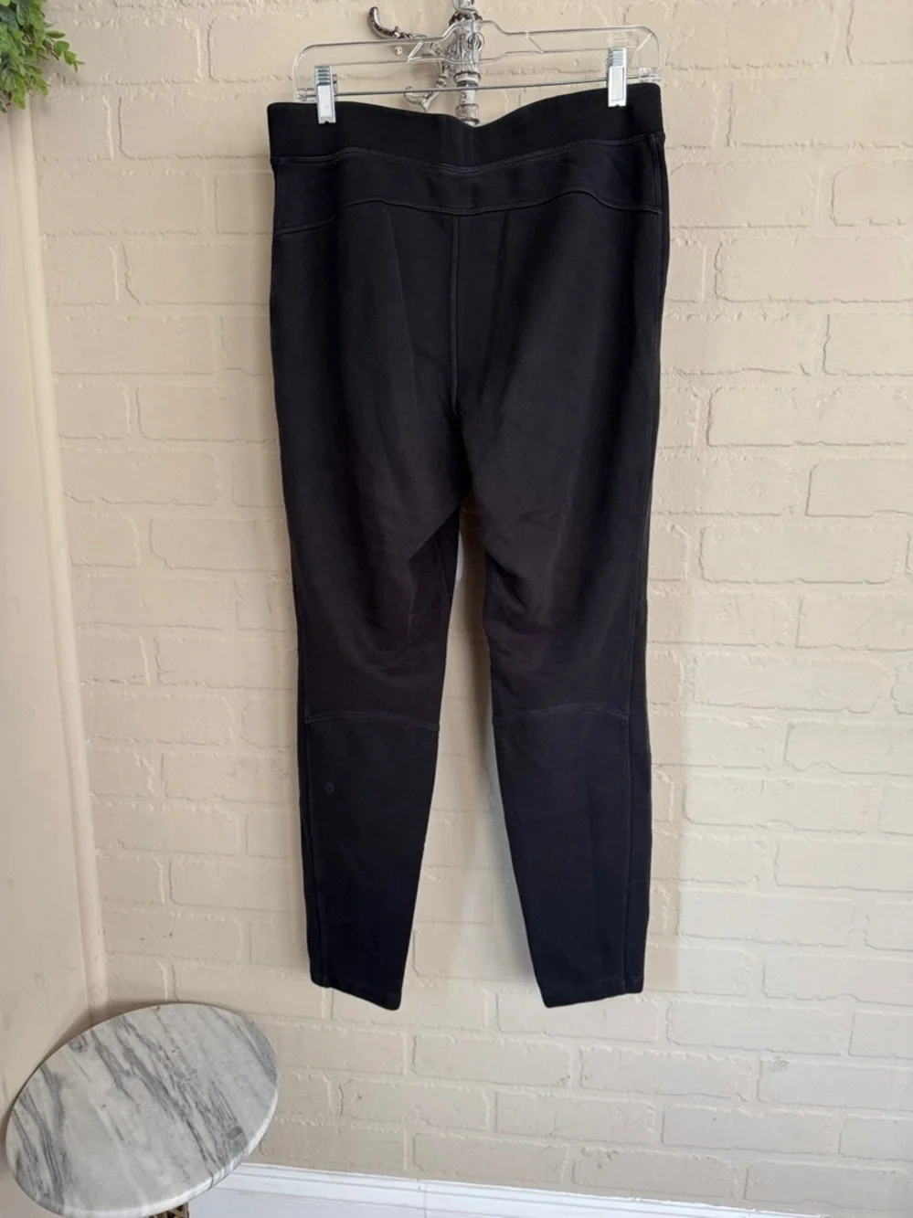 lululemon athletica pants pull on black zippered side pockets size 8